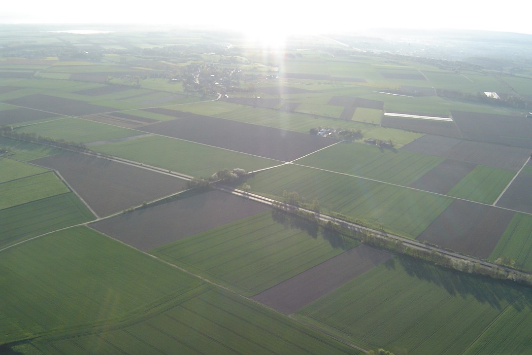 Ein Morgen über der BAB 44 bei Aachen-Merzbrück.