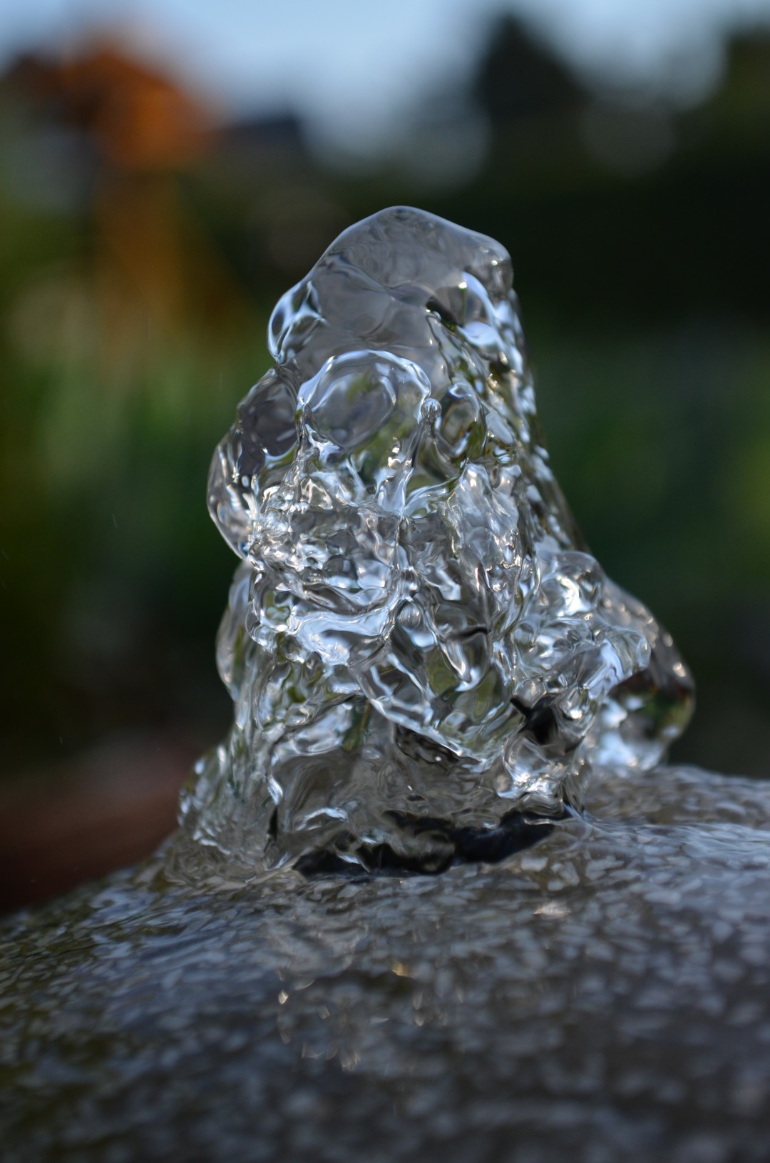 Eine Wasserskulptur im Sonnengarten.