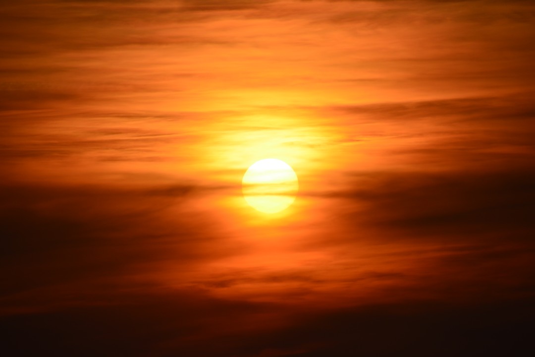 Die untergehende Sonne über dem Rheinland.